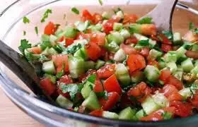 Ensalada de Tomate y Pepinillo