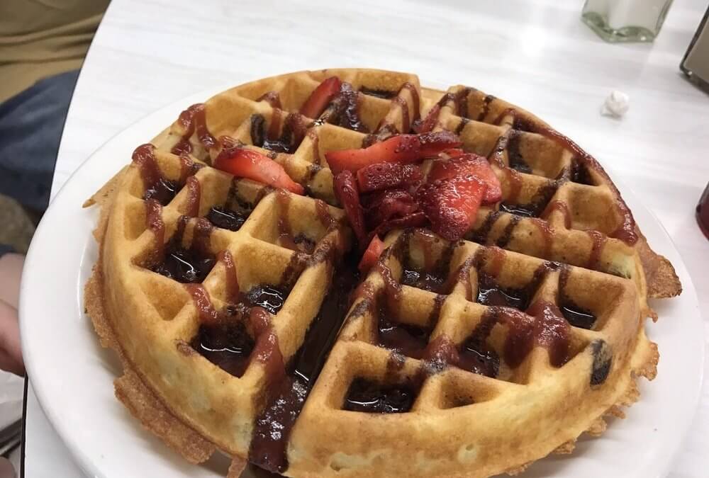 Waffles Integrales con Frutas y Chocolate